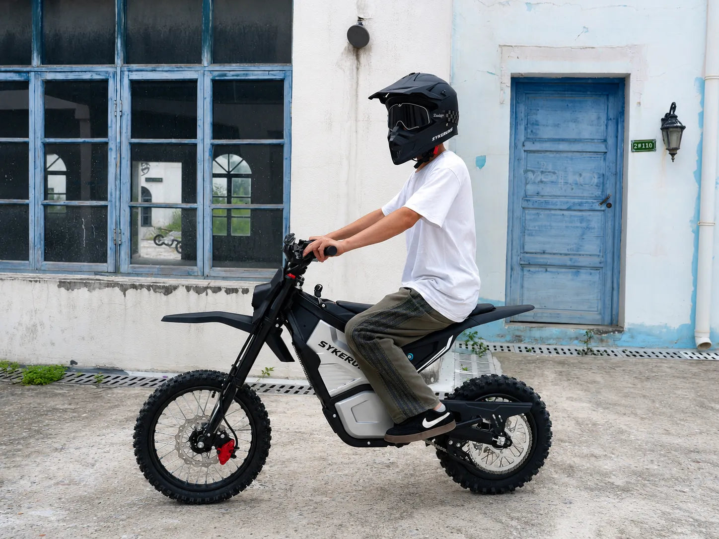 SYKERUNS X5 electric dirt bike rider