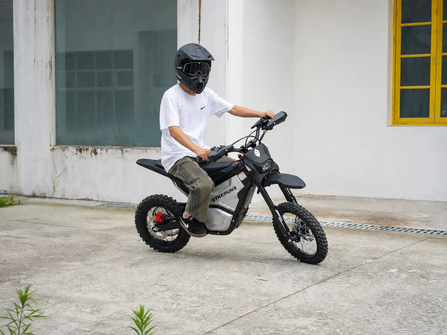 SYKERUNS X5 electric dirt bike rider