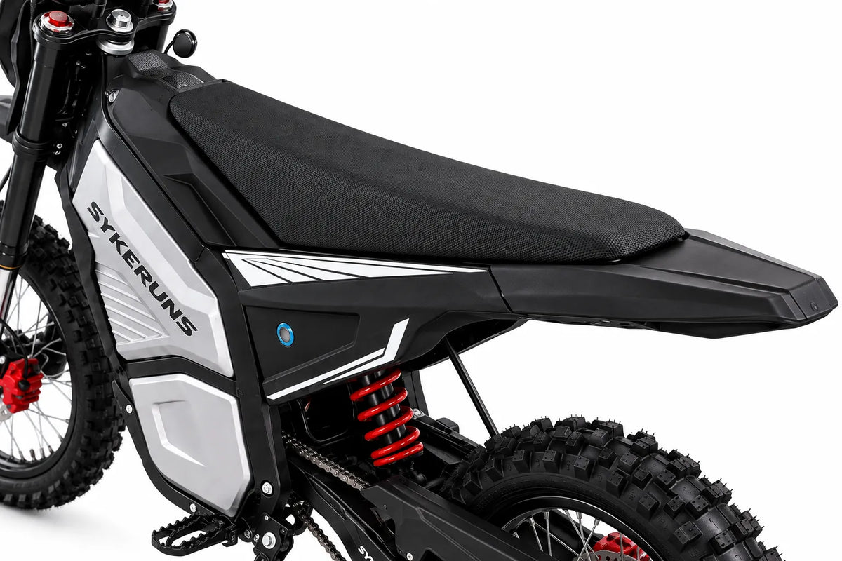 SYKERUNS X5 textured black seat and compact rider layout