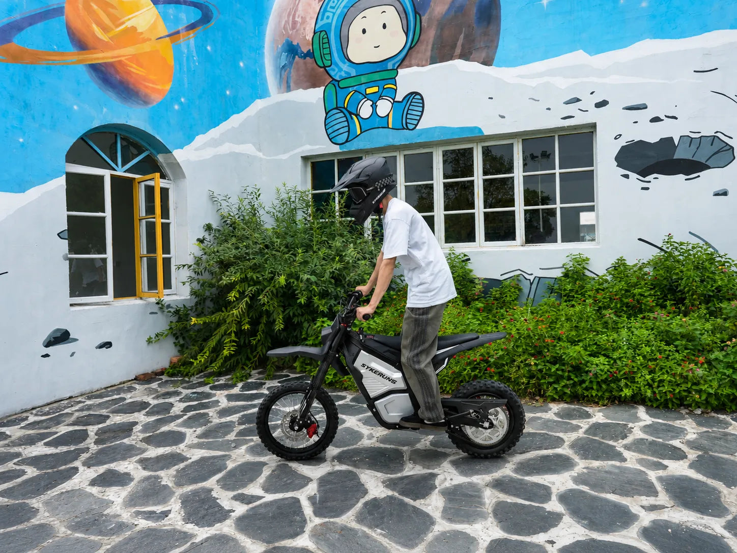 SYKERUNS X5 electric dirt bike rider